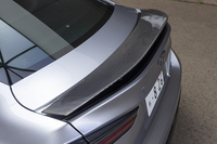 カーボン製のアクティブリアウイングも装備。普段はトランクリッドと一体できれいに格納されている。