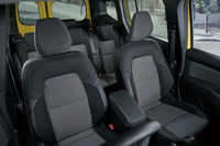 新型「カングー」のキャビン。ダッシュボードに3層構造の防音材が使用されたほか、エンジンルームや前後サイドドアに防音材を追加し、すべての窓ガラスの厚みも増している。こうした改良の結果、可聴音声周波数が10％向上し、室内での会話が聞き取りやすくなったという。