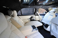 オプションの「エグゼクティブ・ラウンジ・シート」を選べば、足を伸ばしてくつろぐことも可能だ。