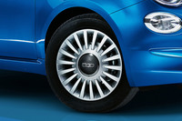 イタリアブルーが鮮やかな「フィアット500」の限定車発売の画像