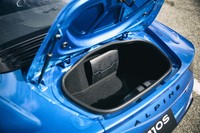 リアのトランクルーム。96リッターの容量が確保される。