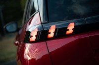 最新のプジョーではおなじみのライオンの爪あとをモチーフとしたリアコンビランプ。