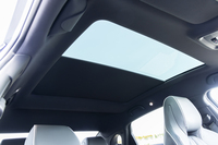 ガラスサンルーフには電動ロールサンシェードが付いた。これまでは組み立てて装着する仕組みだった。