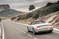 新世代のFR車用プラットフォームが用いられた「コンチネンタルGTコンバーチブル」。そのボディーは従来モデルより20％軽量化されるとともに、5％のねじり剛性向上も果たしている。