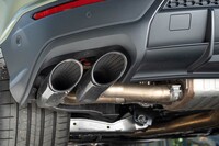 マフラーエンドはツインパイプスタイル。マットブラックやブライトクローム仕上げも選べる。