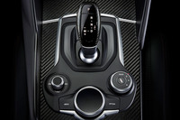 「アルファ・ロメオ・ジュリア」にシルバーでドレスアップした限定車の画像