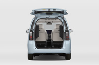 3列目シートをはね上げた様子。折りたたんだシートの固定位置は、従来型よりも90mm引き下げられている。