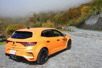 白樺山麓の展望駐車場にて。この日は峰を越えるごとに雲行き（霧行き？）がコロコロ変わり、ビーナスラインの全線で青空を楽しむ……というわけにはいかなかった。