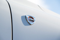 フロントフェンダーに貼られたロータリーエンジン搭載車であることを示すバッジ。