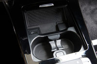 センターコンソールの前方には、Qi（チー）規格のスマートフォンを置くだけで充電できる「ワイヤレスチャージング」が備わる。