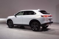 ずんぐりした印象の初代と異なる、クーペSUVのスタイリングが与えられた新型「ヴェゼル」。スペックは未公表ながら、実際の大きさは新旧でほぼ同じという。