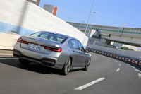 全長5265mm、車両重量2290kgという巨体の「M760Li xDrive」だが、フルタイム4WDの制御やリアステア機構の採用などにより、高い操縦安定性とコーナリング性能を備えている。