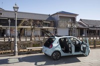 全長3645mmのコンパクトボディーながら、きちんと5枚のドアが備わっている。