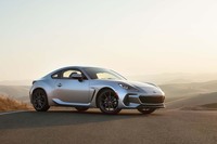 2代目となる新型「BRZ」がいよいよデビュー。北米仕様車は2.4リッター水平対向エンジンを積むが、果たして日本仕様はどうなるのか。