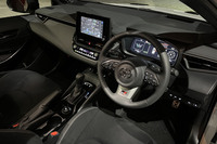 「GRカローラRZ」（8段AT車）のコックピット。手引き式のパーキングブレーキを全車に標準で採用している。