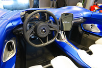 エクステリアとシームレスにつながるインテリア。インフォテインメントシステムは新型で、マクラーレンとして初めてApple CarPlayやAndroid Autoといった携帯端末のミラーリング機能を採用した。