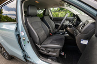 白いステッチの入った本革とスエード調表皮のコンビシート。運転席と助手席には、2段階の温度調節機能付きシートヒーターが装備される。