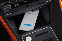 新たに採用されたスマートフォンの非接触充電機能。ワイヤレスでスマートフォンを車載アンテナに接続する機能も用意されている。