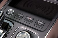 ドライブモードの切り替えスイッチはシフトセレクターの前方にレイアウト。「エコ」モードでは走行条件に応じてクラッチを切り離してコースティングし、燃費改善を図る。