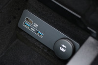 センターコンソールには、USBやHDMIのコネクターが備わる。