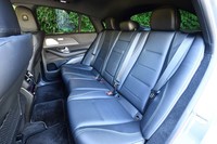 新型「GLEクーペ」の後席は、ホイールベースが20mm延長された効果もあり先代よりも広くなっている。