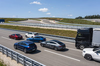 「EQS」の前方にネイビーの新型「Cクラス」が割り込んできた状況。きちんと減速して衝突を回避した。