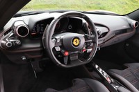 「488GTB」よりもひとまわり小さなステアリングホイールはカーボンとレザーでレーシーに仕立てられる。リムの上部にはレブカウンターを装備する。