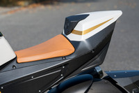 上質な革張りのシート。シート高は810mmで、リアサスペンションに備わるビモータ独自のエキセントリックアジャスターにより、±8mmの調整が可能だ。