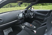 F1マシン由来のカーボンパーツを使用　限定車「アルピーヌA110 Sエンストン」受注開始の画像