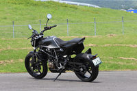 軽量な車体にパワフルなエンジンを搭載した「スヴァルトピレン701」は、日常的な速度域でもバイクとの対話が楽しめる、刺激的で元気なマシンに仕上がっていた。