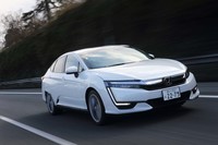 バンパー下のダクトから空気を取り入れ、前輪外側に空気のカーテンを作り乱気流を抑制するなど、空力的工夫を数多く採用している。