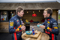 トロロッソを含めた2チーム4台体制で毎年のように若手ドライバーを積極的に起用しているレッドブル。今季のトップチームは、マックス・フェルスタッペン（写真左）と、トロロッソから昇格したピエール・ガスリー（同右）のコンビだ。レッドブルで4冠を達成した現フェラーリのセバスチャン・ベッテルや、ルノーへと電撃移籍したダニエル・リカルドといった将来性あるドライバーを発掘してきたのは、チーム首脳のひとりでありアドバイザーを務めるヘルムート・マルコ。気に入ったドライバーを溺愛する一方で、見切りをつけたら容赦のないことでも知られ、2016年シーズン途中には不調のダニール・クビアトをトロロッソに降格させ、代わりにレッドブルにフェルスタッペンを乗せるなど、非情なまでの人事権を行使することもあった。なお昨季までトロロッソをドライブしたブレンドン・ハートレー、また今年トロロッソでデビューするアレクサンダー・アルボンは、一度レッドブルのジュニアドライバーを外された経験を持つ“復帰組”。また一時レッドブルを追放され、フェラーリの開発ドライバーを務めていたクビアトは、今年トロロッソに再び呼び戻されたりと出入りも忙しい。（Photo=Red Bull Racing）
	 