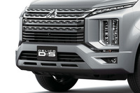 明照寺：「新しい『デリカD：5』は、バンパー下部が前に突き出ているんですね」
	ほった：「まあ、減ったとはいえアプローチアングルが21.0°もあるから、実際にはなんの問題にもならないんでしょうけど」