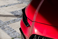 顔まわりではヘッドランプも特徴的。レンズで覆われておらず、しかもハウジングが外に飛び出してくっついているのだ。