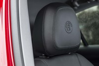 シートのヘッドレスト部には、エンブレムをかたどったエンボス加工が施されている。
