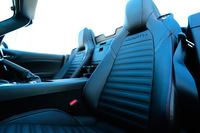 「ABARTH」のロゴが目を引くレザーシートはナビゲーションパッケージとセットで21万6000円のオプション。