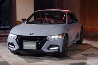 ルーフカラーは、ベースの「S660モデューロX」と同じボルドーレッドがチョイスされている。