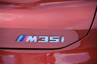 バックドアの下端（写真）やフロントフェンダーには、BMWの高性能モデルであることを示す「M」エンブレムが添えられる。