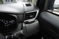 回転式のカップホルダーはたたむとスマートフォンをぴったり挟むことができ（写真の状態）、広げると1リッターの紙パックを置ける。