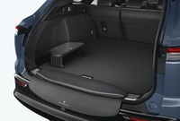 アウトドアシーンで役に立つ、引き出し式のデッキチェアやデッキテーブルなども用意される。