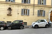 大統領官邸であるクィリナーレ宮を奥にした道で。「スマートEQフォーツー」（写真向かって左）と3代目「フォーツー」。