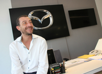 デスクはマツダ車の展示スペース内にあるものの、スバル車の販売責任者を務めるファビオ・ガッゼーリ氏。