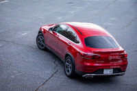 テールランプは、他のメルセデスSUVに共通するブロックデザインと呼ばれる新意匠を採用。リアゲート後端は若干せり上がったスポイラー形状になっている。