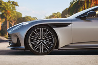 アストンマーティンが新型オープンカー「DB12ヴォランテ」を発表の画像