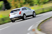 河口湖畔を行く「XT5クロスオーバー」。キャデラックは、アメリカ本国では精細な地図データを用いたレベル2相当の半自動運転システム「スーパークルーズ」を実用化している。