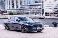 Googleの各種サービスを標準装備する「S90リチャージ アルティメットT8 AWDプラグインハイブリッド」は、従来の「B6 AWDインスクリプション」に代わるモデルとして2022年7月に発売された。