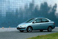 世界初の量産ハイブリッド乗用車として1997年10月に発売された初代「トヨタ・プリウス」。エンジンを走行と発電の両方に用いる、シリーズ・パラレル方式のシステムが採用された。