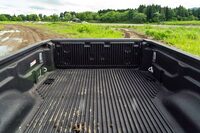 ベッドの内寸は、奥行きが1531mm、最大幅が1442mm、ホイールハウス間の幅が1137mm（いずれも米国仕様）。細部に至るまで耐傷性、耐食性を高めるベッドライナーが施されている。