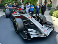 アウディのF1マシン「R26」のショーカー。意外にも若者たちの注目を呼んでいた。