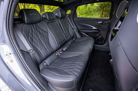 後席は足元、頭上、そして左右のショルダー部分もDセグメントセダンらしく余裕ある空間が広がる。シートの表皮にはフロントと同じくナッパレザーが用いられている。